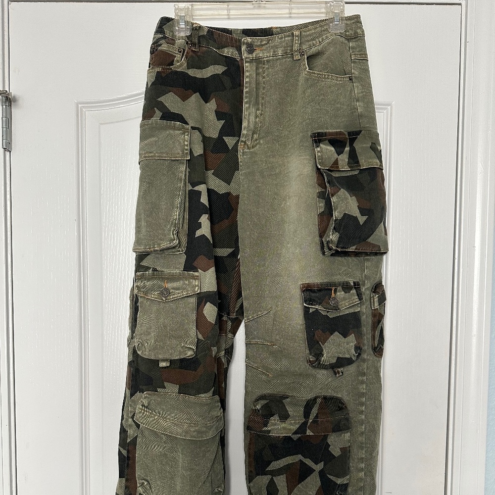 NWT : Rehab Lab : size : S: green army print fitted denim camo cargo pants